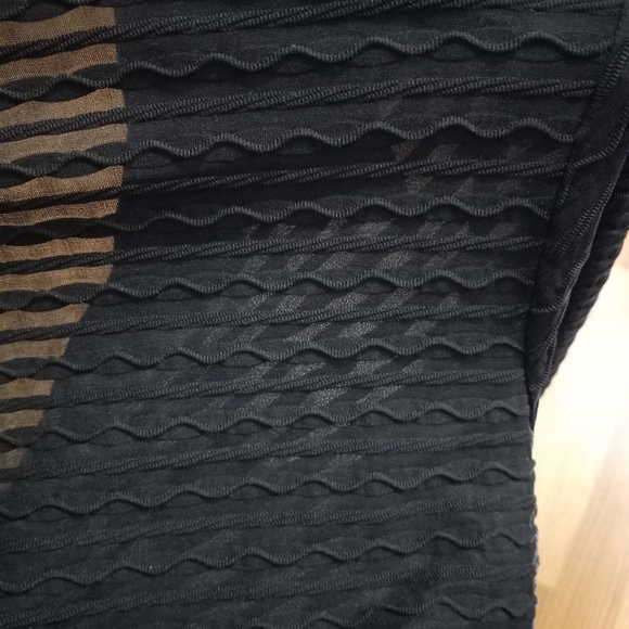 Reality L Squiggle Ribbed Long Sleeved Butterfly Cuffed Button Down Black Top - Picture 2 of 7